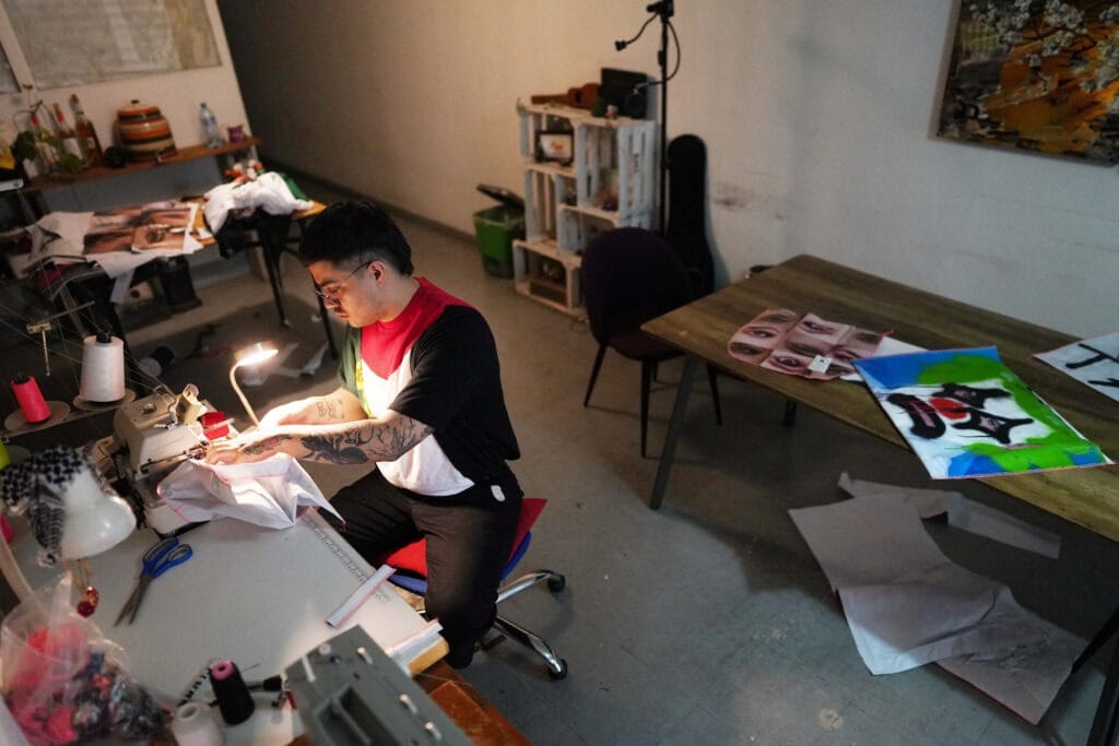 XI7HFEIZ7ZLELNC2NT7CO5U3GI Diseñador Mexicano Transforma Anuncios Electorales en Bolsos Únicos