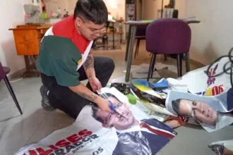 Z2GBHF24CNMVFM6DFPRS6QBK5Q Diseñador Mexicano Transforma Anuncios Electorales en Bolsos Únicos