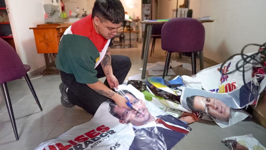 Z2GBHF24CNMVFM6DFPRS6QBK5Q Diseñador Mexicano Transforma Anuncios Electorales en Bolsos Únicos