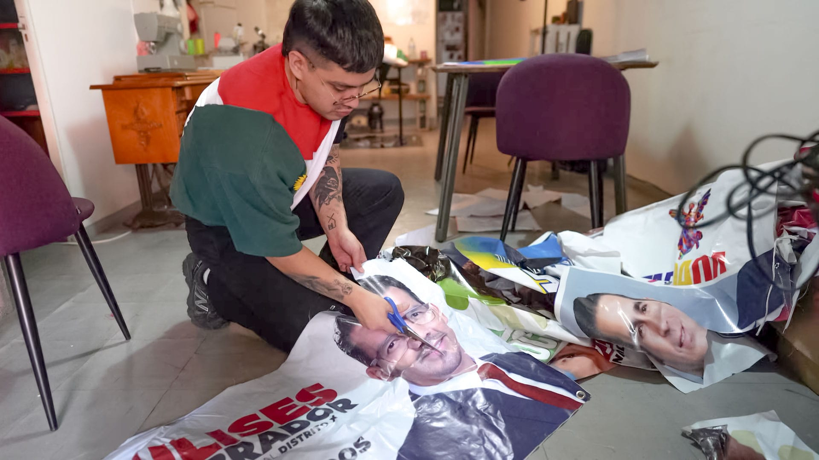Diseñador Mexicano Transforma Anuncios Electorales en Bolsos Únicos