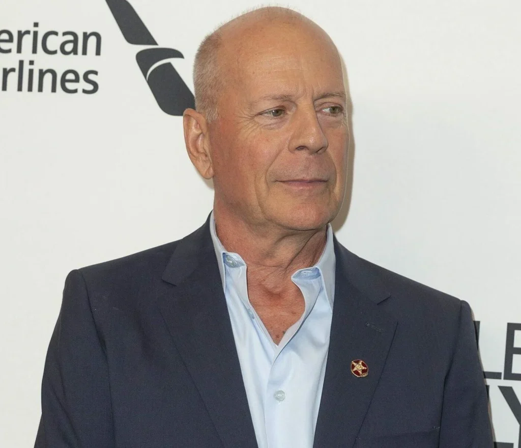Bruce Willis siempre sale con los cuidadores