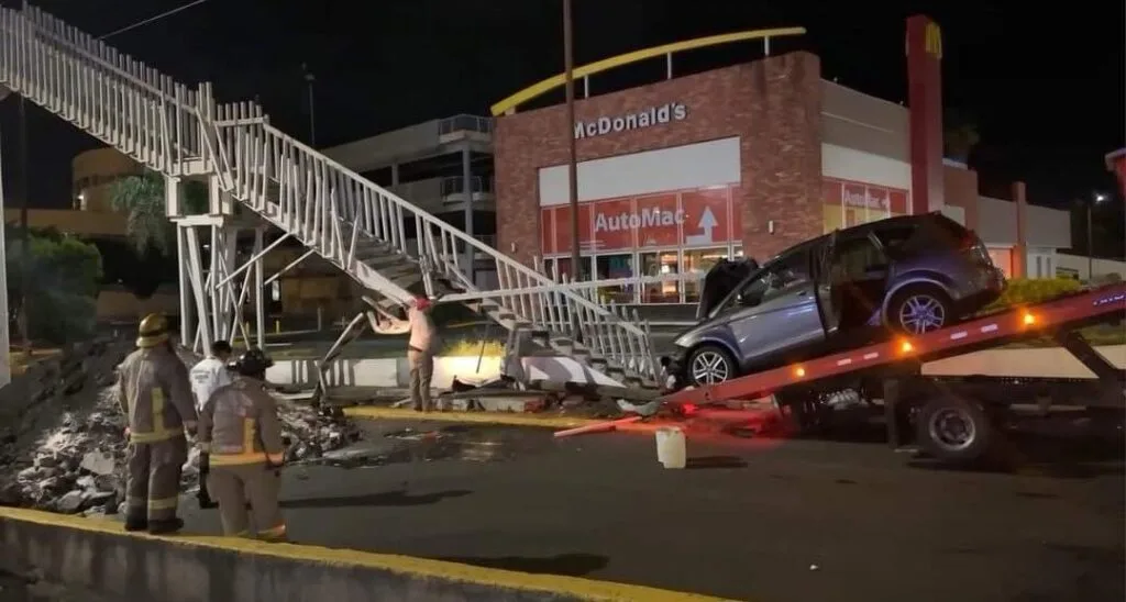 img 0481 1 Morelia: Chocan con puente peatonal