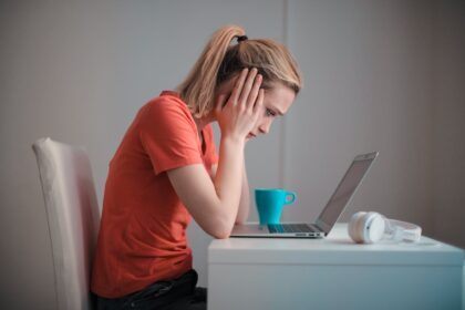 pexels olly 3755755 3 señales de que tu cuerpo está estresado (aunque no lo notes)