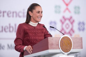 "La presidenta Claudia Sheinbaum durante su conferencia matutina en Palacio Nacional."