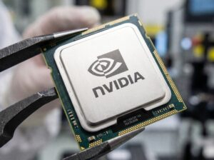 La alta demanda de procesadores de inteligencia artificial presiona la capacidad de fabricación y empaquetado de semiconductores a escala internacional.